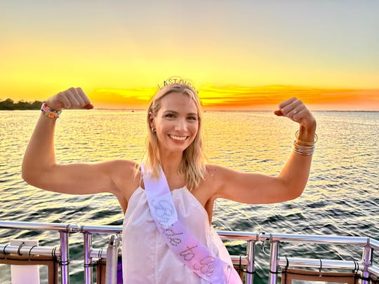 Crucero en barco tiki a Fire Island para hasta 18 personas
