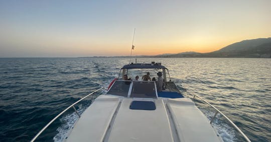 ¡Paseo en barco al atardecer en Benalmádena con el yate Sunseeker Portofino 32!