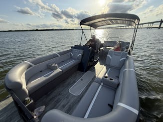 25’ Crest Classic Platinum Tritoon – Perfect for Groups, Tubing & Lake Fun