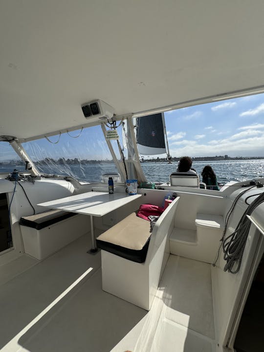 Catamaran naviguant dans la baie de San Diego - Spacieux et stable - Naviguez avec Fun Cat