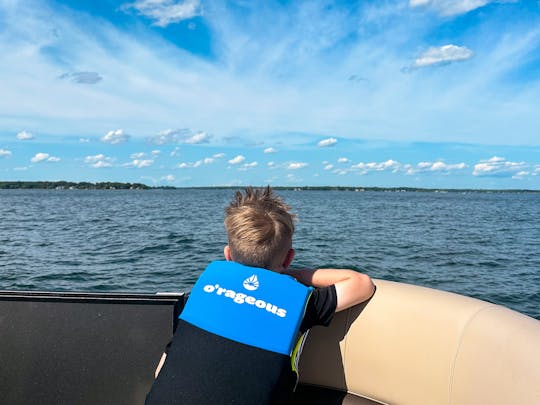 Explorez le lac Norman avec style grâce à notre ponton Bentley Navigator 2024 !