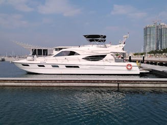 Yacht de luxe de 65 pieds pouvant accueillir 30 personnes pour des événements et des fêtes dans le port de plaisance de Dubaï