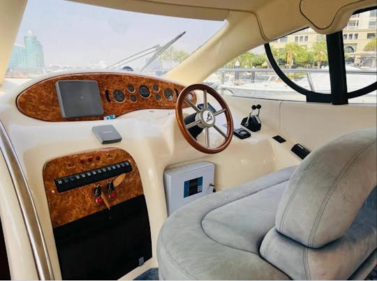 Iate a motor Azimut Conwy de 42 pés em Dubai