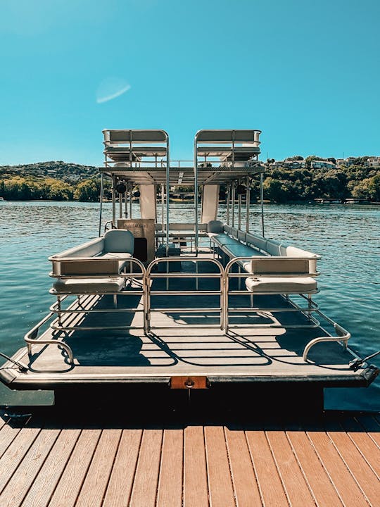 Barco flutuante de dois andares com DOIS toboáguas (somente em Lake Austin)