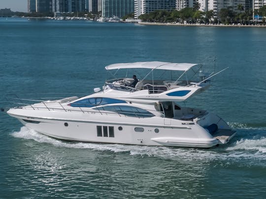 ¡Disfrute de Miami en un yate a motor Azimut de 50 pies!