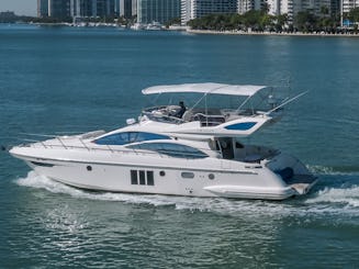 Desfrute de Miami em um iate a motor Azimut de 50 pés!