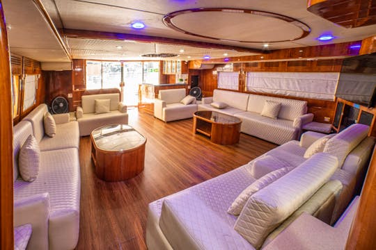 Luxury Yacht Majesty 95ft With Jacuzzi 