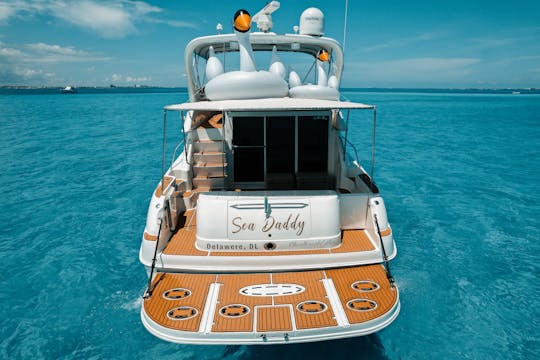 Déjese disfrutar de este magnífico yate Sea Ray de 50 pies