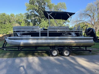 115 HP 22ft Sunchaser Tritoon For Rent On Lake Lewisville