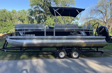 115 Hp Powered, 22ft Sunchaser Tritoon For Rent On Lake Lewisville