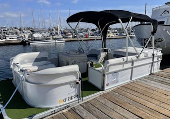 21' Pontoon Boat for 7 People in San Diego