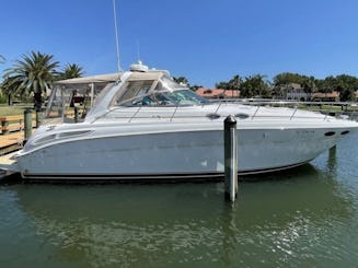 ¡Navegue cómodamente con un espacioso yate Sea Ray de 45 pies en Miami!