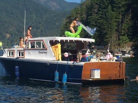 Beautiful 40ft Monk McQueen Motor Yacht