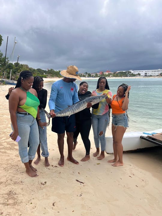 Aventura privada de pesca em alto mar com bar aberto e muito mais