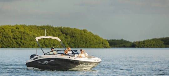Hurricane 217 OB – The Ultimate Deck Boat for Fun, Comfort & Adventure