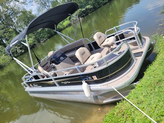 2022 18ft. Suntracker Pontoon Boat