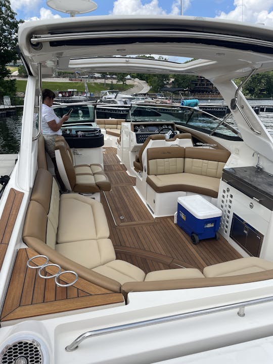 Sea Ray 2014 de 35 pés com USCG Master Captain, combustível não incluído