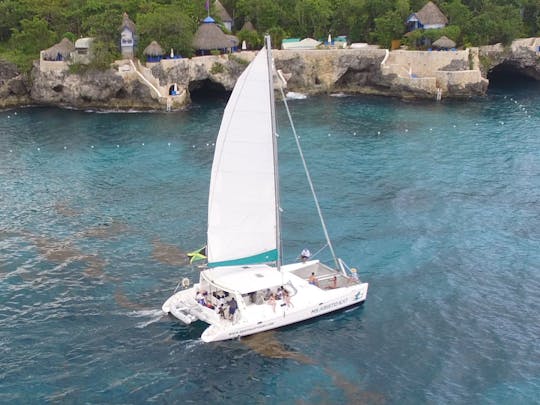 Excursión en catamarán de 3 horas en Jamaica: ponche de ron ilimitado, esnórquel y DJ a bordo.