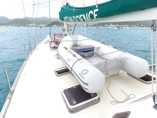 Naviguez sur les sciences océaniques, faites des excursions pédagogiques à la voile, réservez une cabine ou le bateau.