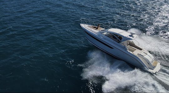 Pursuit Sci Coupe: mares de elegancia, viajes de lujo.