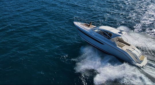 Pursuit Sci Coupe - Seas of elegance, voyages of luxury.