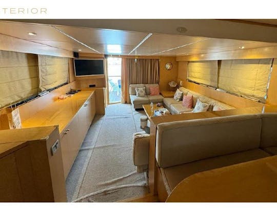 YACHT À MOTEUR DE 25 MÈTRES 4 CABINES ET 82 PIEDS