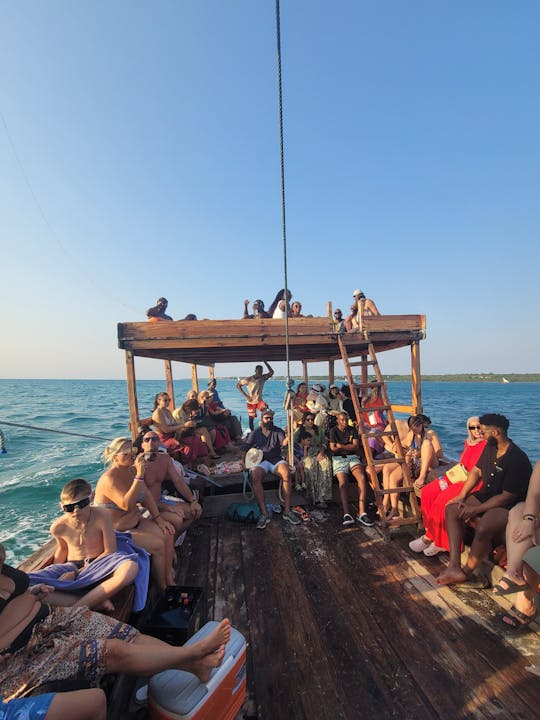 O barco Serengeti Sunset dá a você a chance de experimentar a beleza de Nungwi e Kenda