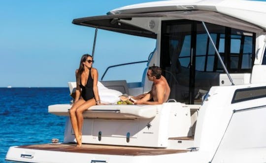 Location de yacht à moteur Jeanneau NC de 37 pieds sur la Côte d'Azur, France