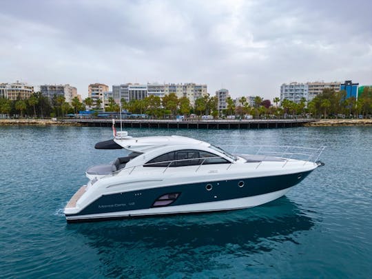 Aluguel de iates a motor Beneteau Monte Carlo de 42 pés em Cote d'Azur, França