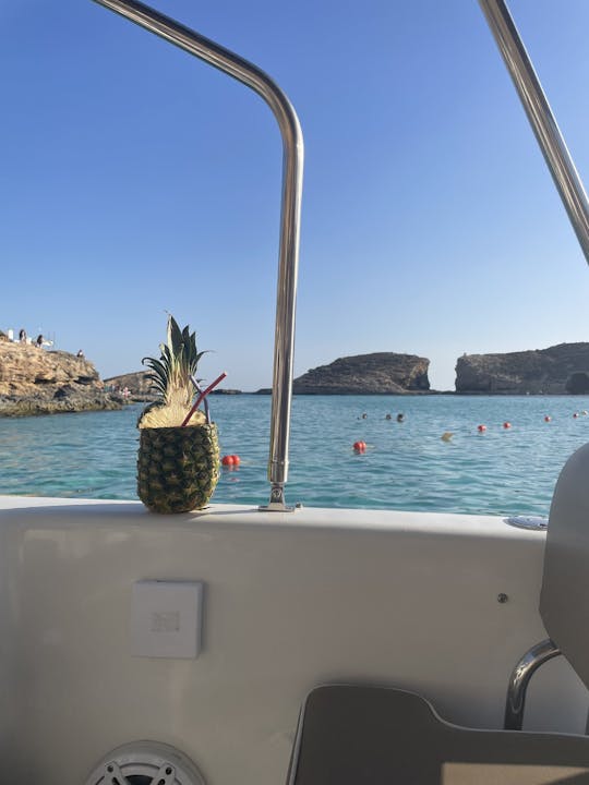 Bateau Saver 650 pour une aventure inoubliable à Mellieha, Malte
