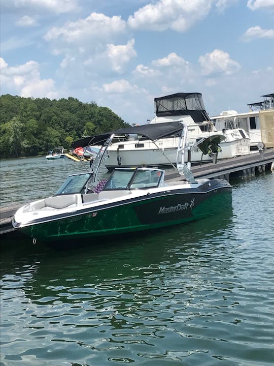 Barco de surf Mastercraft de 23 pies con capitán a bordo de Percy Priest (Nashville)