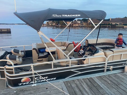 2018 Sun Tracker Pontoon For Rent, enjoy fishing, cruising and more!