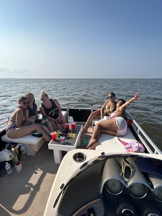 25ft Pontoon Boat in Bayville, NJ With Captain Up To Six Passengers