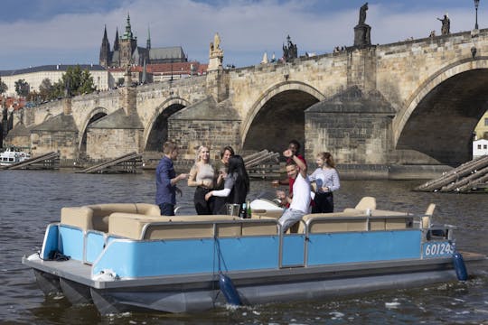 Tour en barco de cerveza por Praga: ¡con cerveza ilimitada!