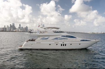 84' AZIMUT | EST PARFAIT POUR CÉLÉBRER LES ANNIVERSAIRES, LES ÉVÉNEMENTS ET LES FÊTES.