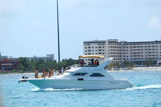 Sea Ray 440 Express Bridge Yacht for cruise in Cancun