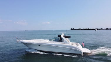 Diversey Harbor Relax and Enjoy on this 52ft Yacht