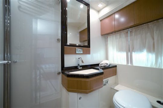  Yacht de luxe Sarnico 65 : votre aventure sur la Riviera italienne vous attend
