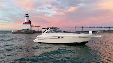 Cruise Chicagoland from a Beautiful 44ft Maxum Yacht Ready for Sun And Fun