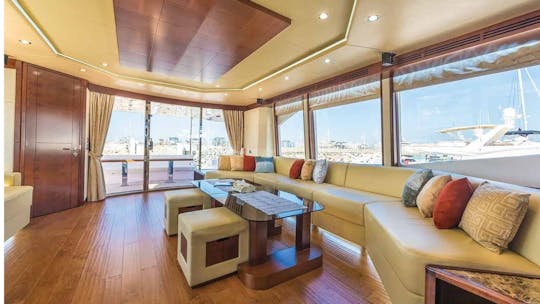 Yacht de luxe Majesty de 88 pieds : idéal pour les charters de longue et courte durée à Dubaï