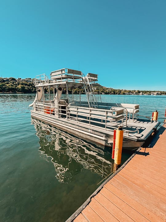 Barco flutuante de dois andares com DOIS toboáguas (somente em Lake Austin)
