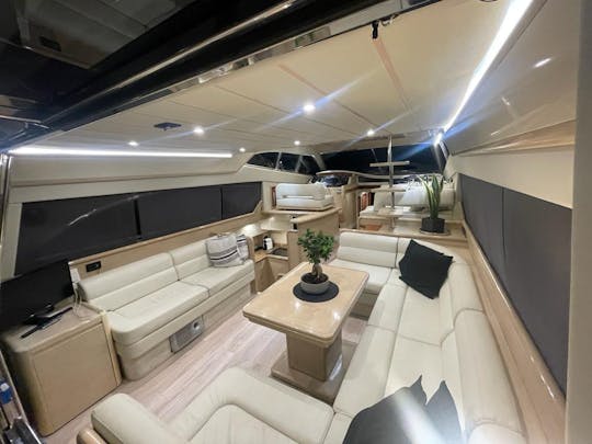 Embarquez pour des aventures luxueuses avec le Ferretti 53 !