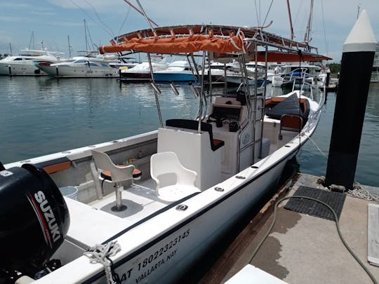 Barco a motor duplo ideal para pesca ou mergulho com snorkel e outras atividades
