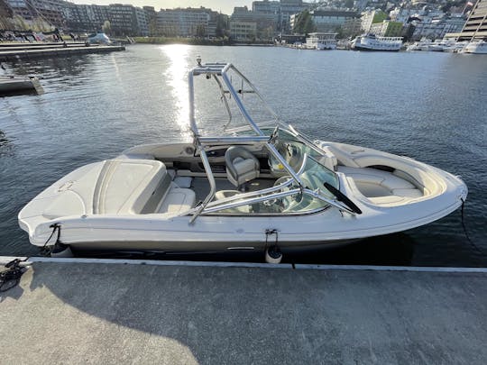 ¡Barco de wakeboard SeaRay Bowrider limpio y moderno de 23 pies!