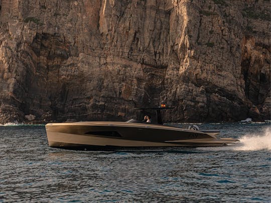 Digamos que você alugue um iate a motor de carbono “Olivia” de 42 pés em Santa Eulalia, Illes Balears
