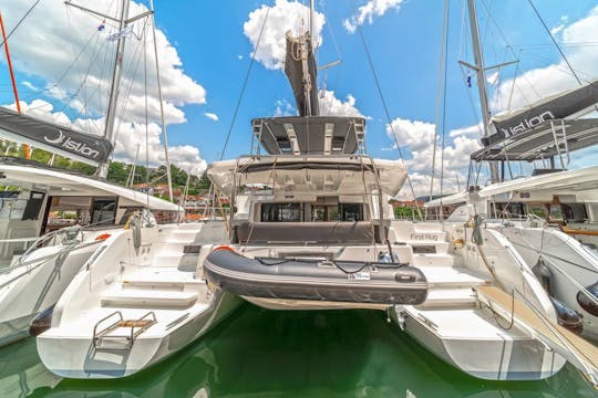 Catamarán de vela Lagoon 46 en la bahía de Kotor