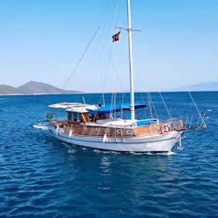 Disfrute de recorridos privados diarios o semanales cortos a bordo de una hermosa goleta en Bodrum