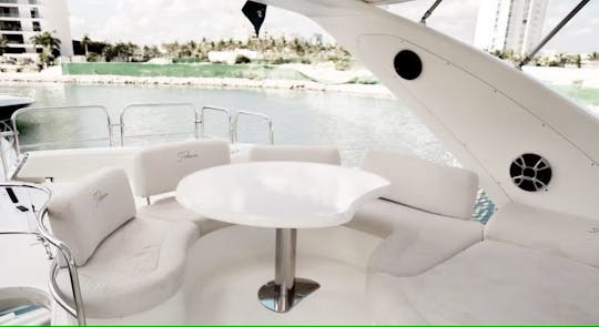 70ft Azimut Flybridge in Cancún - up to 15 people capacity!