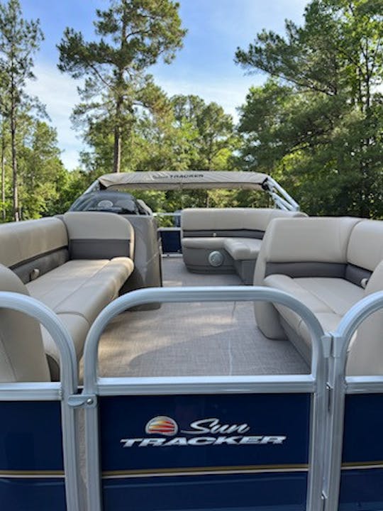 2022 Sun Tracker 18' DLX Party Barge