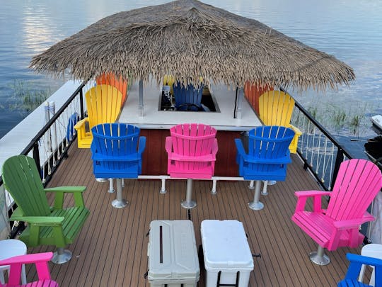 Ideal para grupos maiores de até 15 convidados, Tiki Pontoon inspirado em Margaritaville